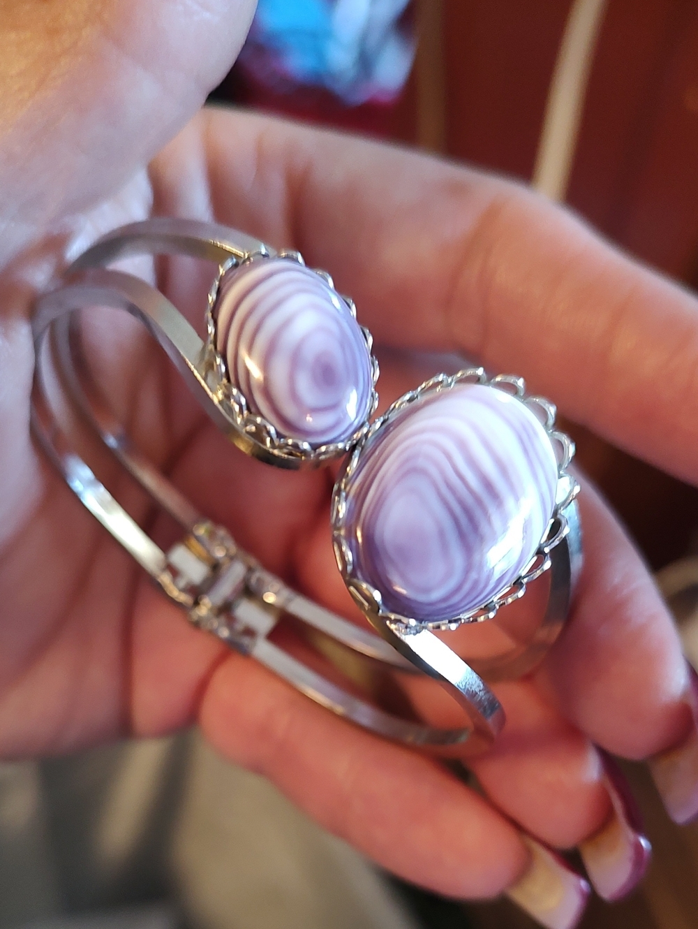 Wampum and Rhodium Plated Hinged Bangle - Picture 5 of 5